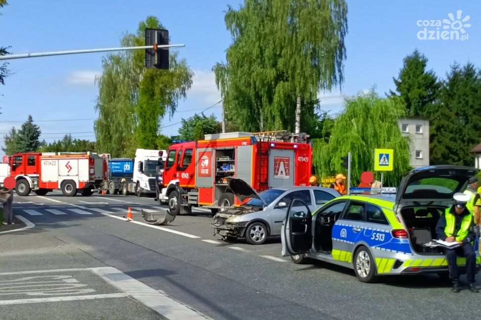 Zderzenie dwóch osobówek i dachowanie na DK77 w Sandomierzu. Utrudnienia mogą potrwać trzy godziny