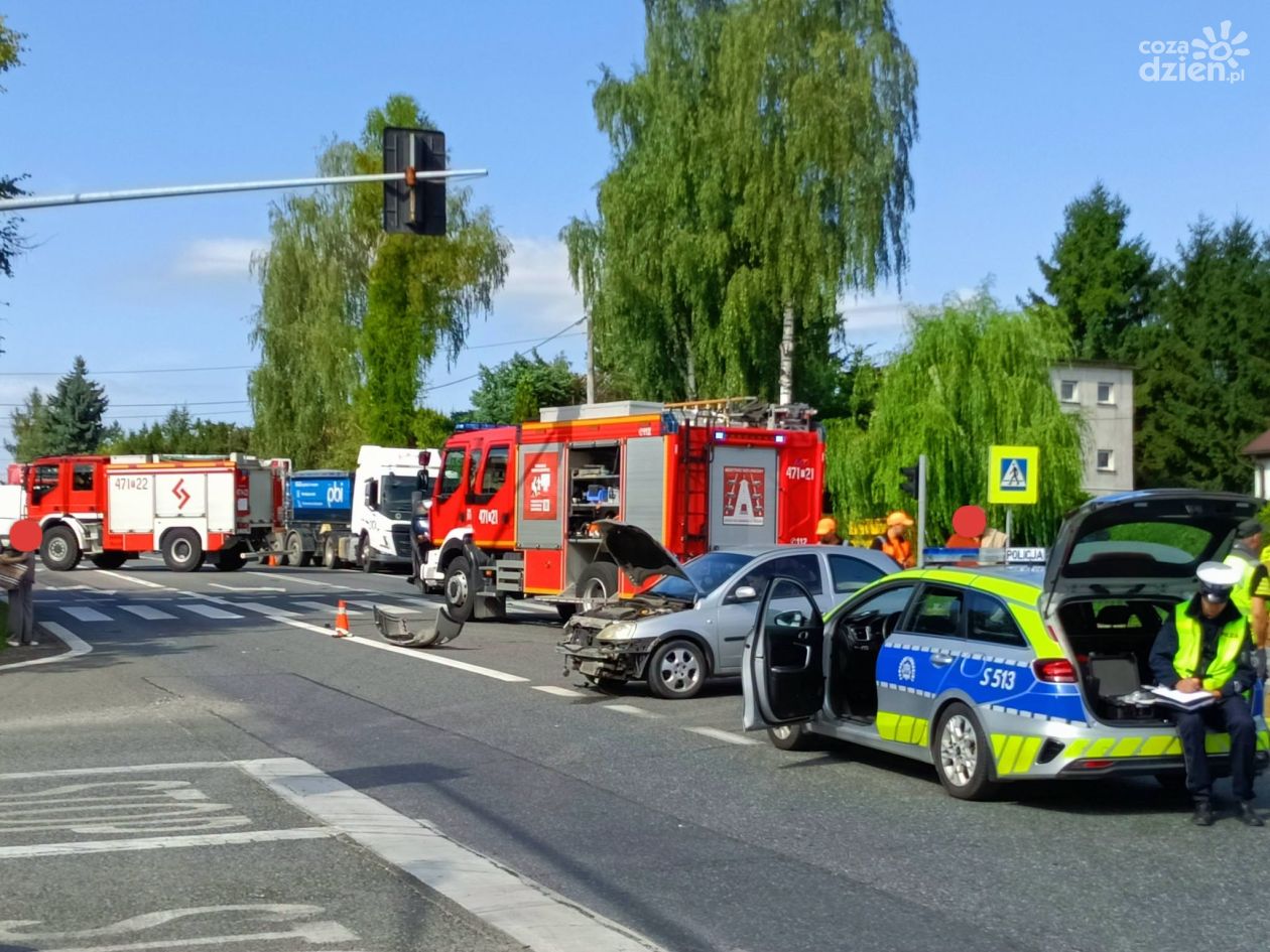 Zderzenie dwóch osobówek i dachowanie na DK77 w Sandomierzu. Utrudnienia mogą potrwać trzy godziny