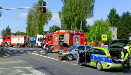 Zderzenie dwóch osobówek i dachowanie na DK77 w Sandomierzu. Utrudnienia mogą potrwać trzy godziny
