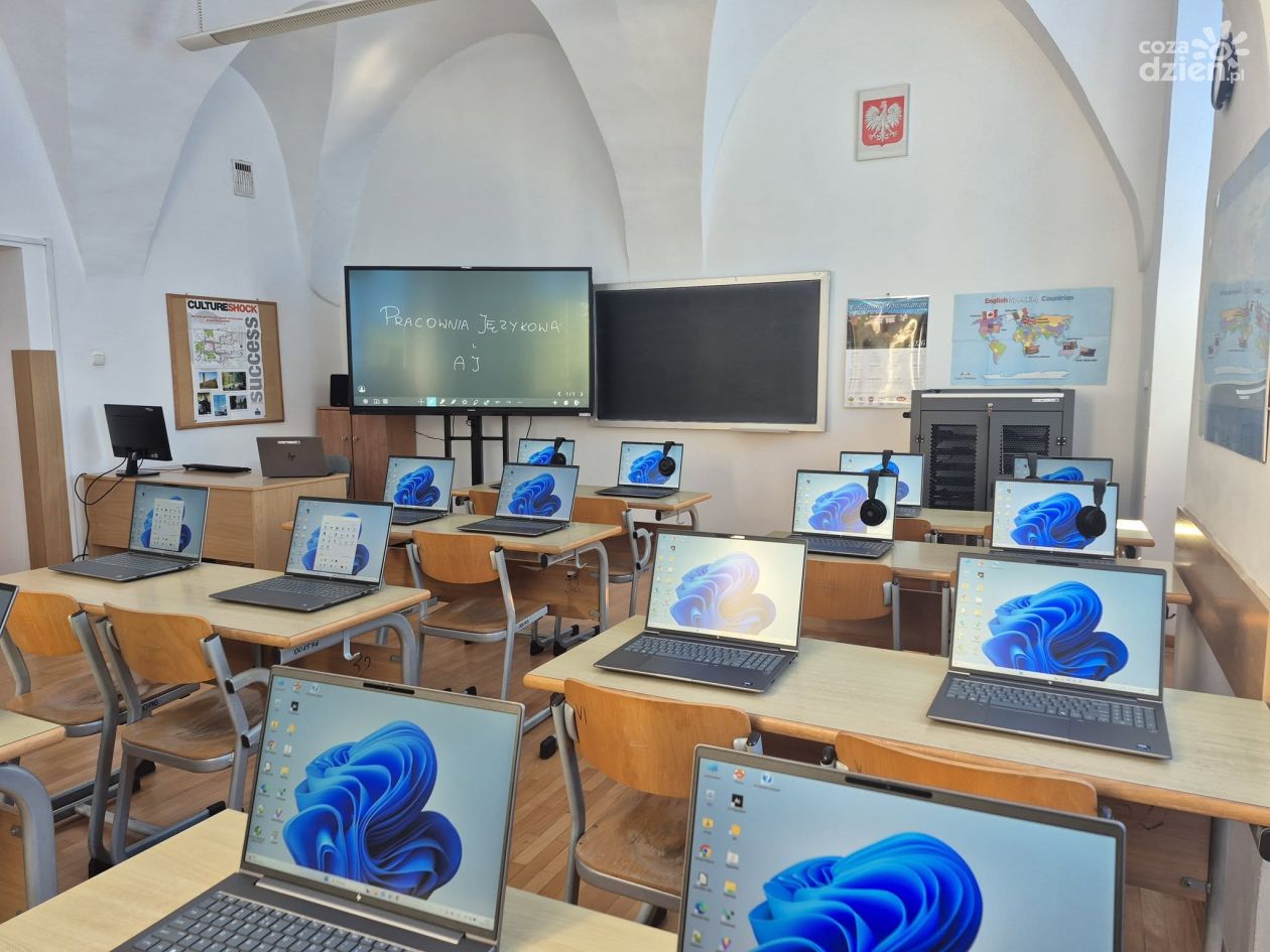 Nowa pracownia AI i językowa w Collegium Gostomianum. Uczniowie zyskali nowoczesną przestrzeń