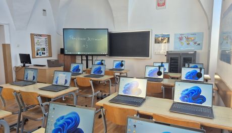 Nowa pracownia AI i językowa w Collegium Gostomianum. Uczniowie zyskali nowoczesną przestrzeń