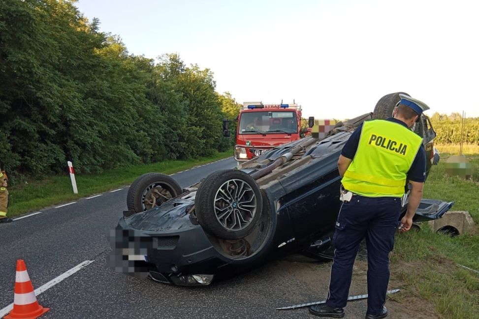 Wypadek na DK79 w Skrzypaczowicach. BMW dachowało 