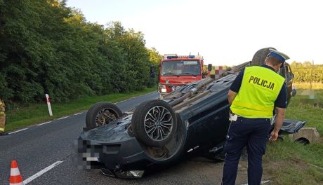 Wypadek na DK79 w Skrzypaczowicach. BMW dachowało 