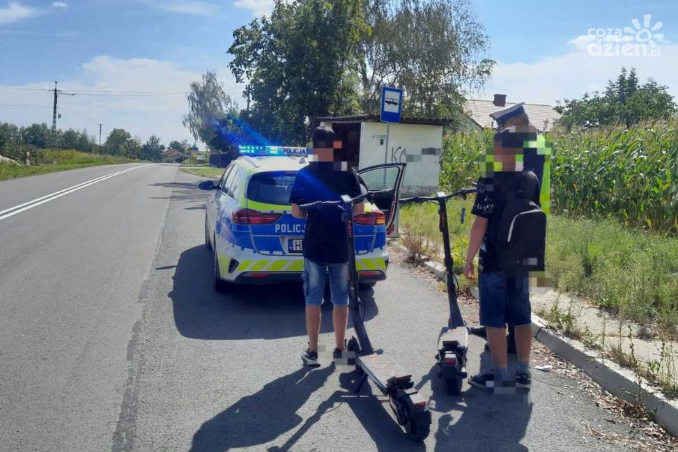 Policjanci kontrolują użytkowników hulajnóg. Dwóch kierujących ukaranych mandatami