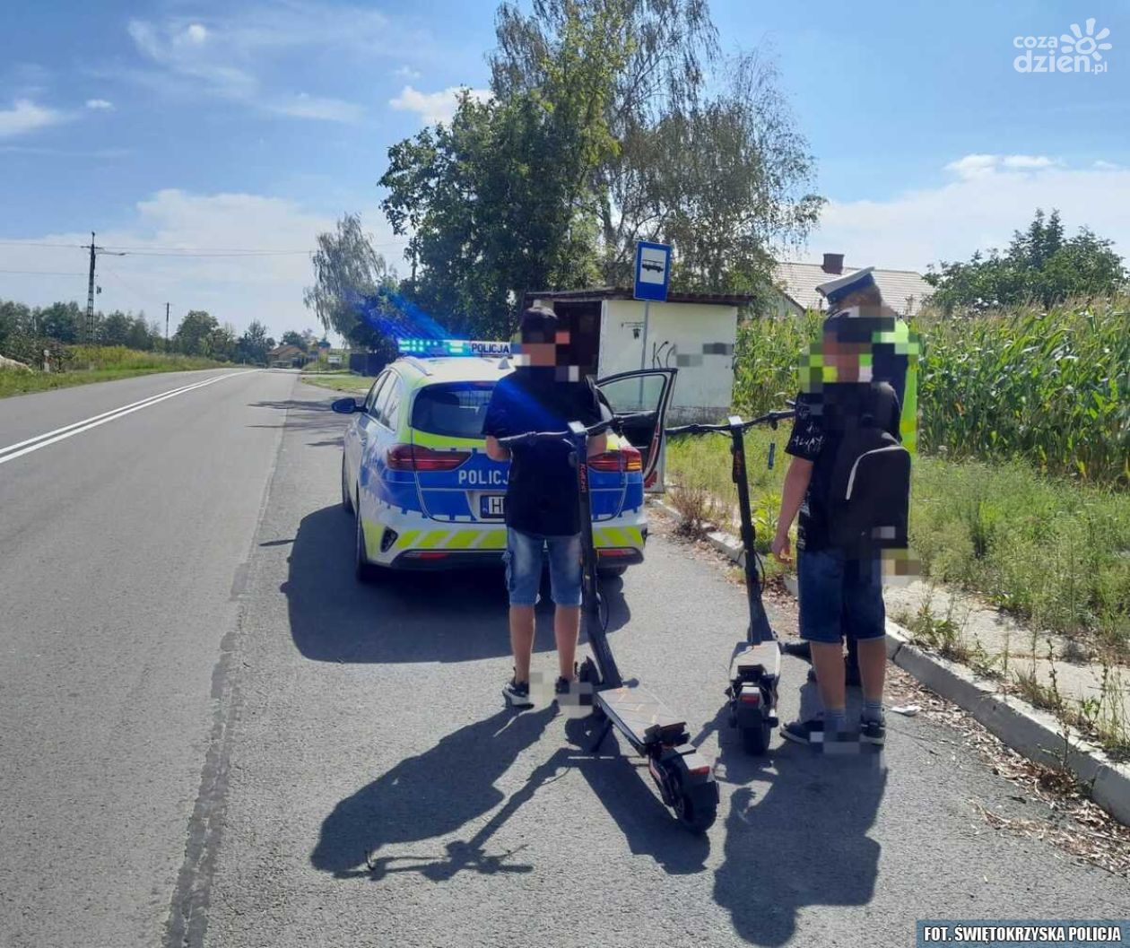 Policjanci kontrolują użytkowników hulajnóg. Dwóch kierujących ukaranych mandatami