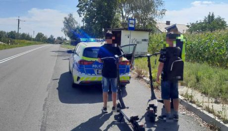 Policjanci kontrolują użytkowników hulajnóg. Dwóch kierujących ukaranych mandatami