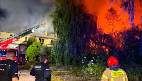 Nocny pożar opuszczonego Hotelu Nadwiślańskiego w Tarnobrzegu. Z ogniem walczyło 61 strażaków
