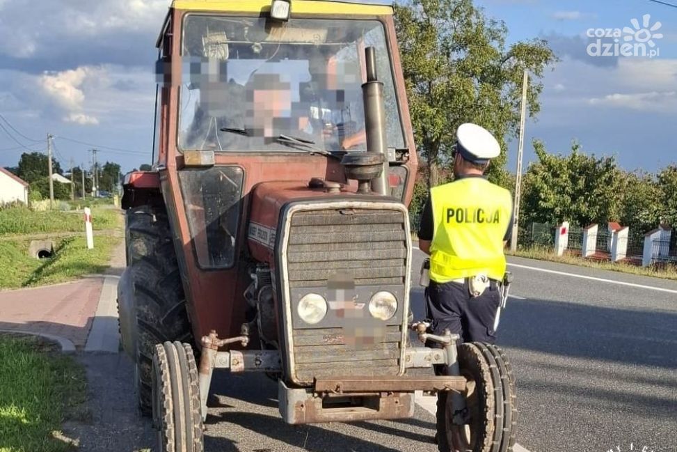 Ciągnikiem przewoził za dużo osób. 62-latek stracił prawo jazdy