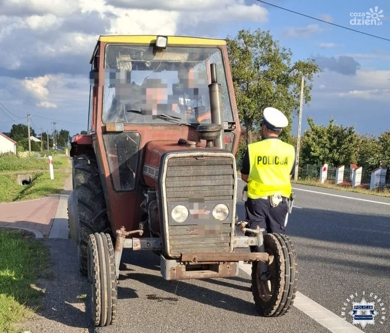 Ciągnikiem przewoził za dużo osób. 62-latek stracił prawo jazdy