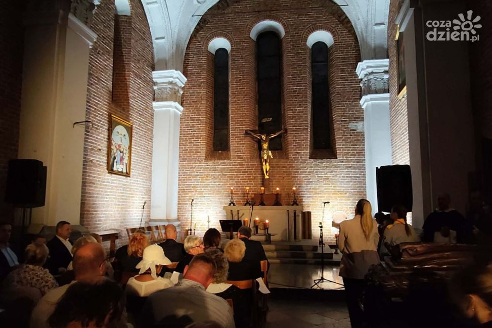 „Dziady” przy blasku świec. Narodowe Czytanie w wyjątkowej scenerii