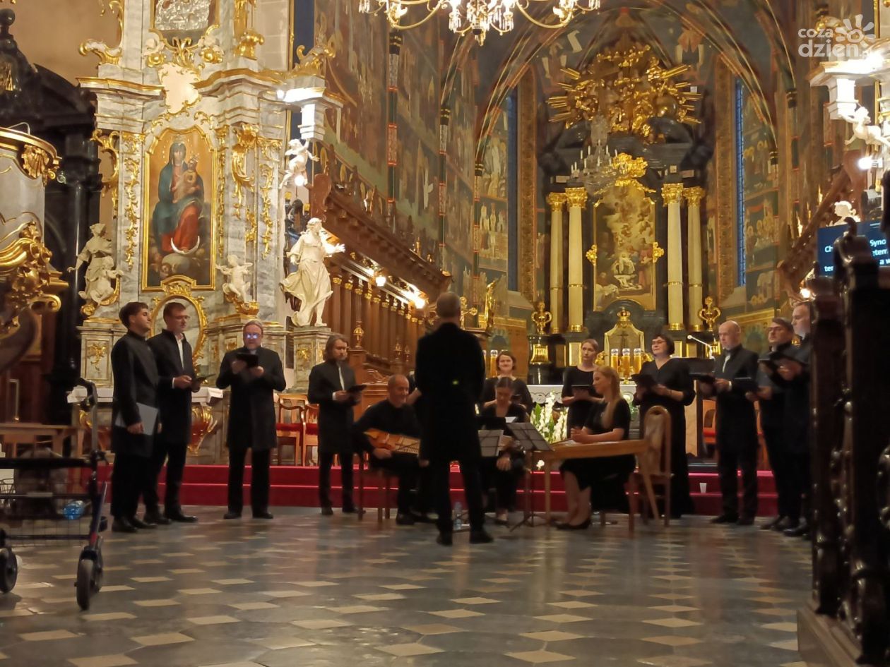 Muzyka, która prowadzi do transcendencji. Vox Clamantis wystąpił w Sandomierzu