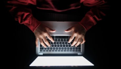 Chciał sprzedać koła samochodowe, stracił ponad 12 tysięcy złotych. Policja ostrzega