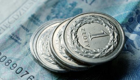 Czternaste emerytury już trafiają do seniorów. ZUS podał kolejne terminy wypłat