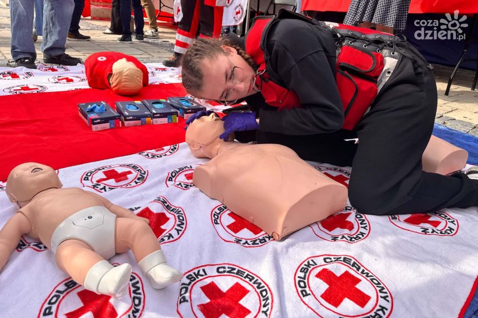 „Miasteczko Pierwszej Pomocy” na sandomierskim Rynku. Mieszkańcy mogli zdobyć praktyczne umiejętności