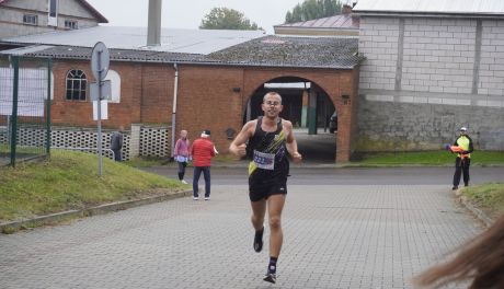 Ponad 200 osób na starcie Biegu o Kryształowe Jabłko. Sportowo rozpoczęło się Jabłkobranie w Obrazowie