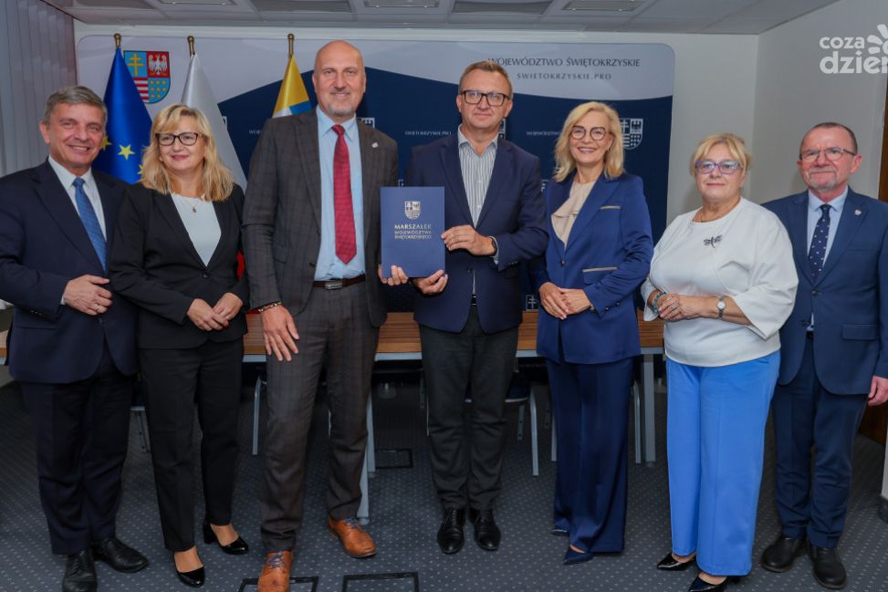 Powiat Sandomierski z dofinansowaniem na remont drogi w Pęczynach i Przezwodach