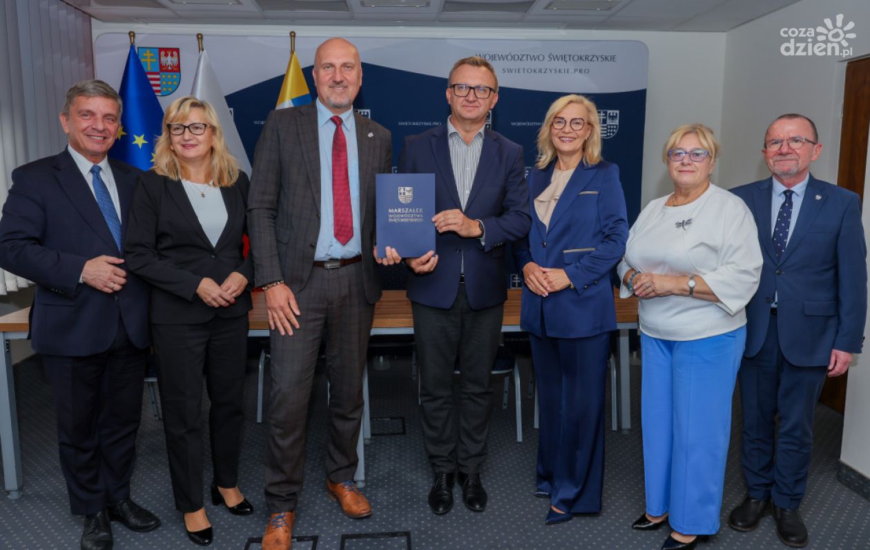 Powiat Sandomierski z dofinansowaniem na remont drogi w Pęczynach i Przezwodach