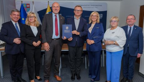 Powiat Sandomierski z dofinansowaniem na remont drogi w Pęczynach i Przezwodach