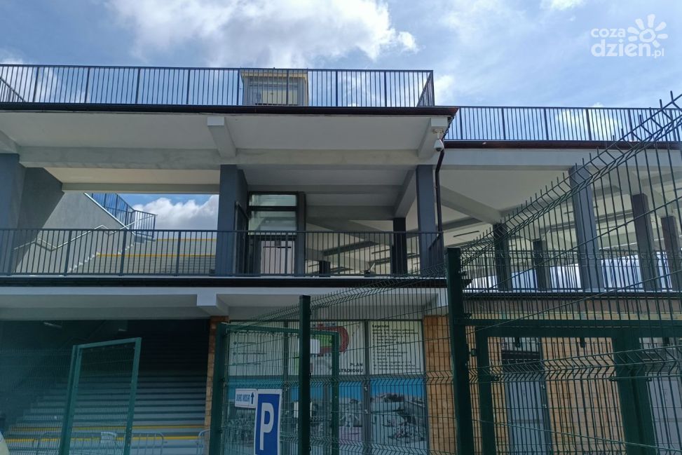 Sandomierski stadion uratowany przed zamknięciem. Trwa remont budynku przy ulicy Koseły