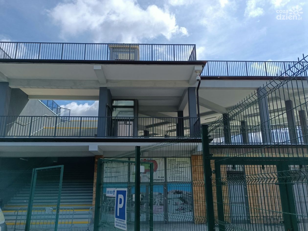 Sandomierski stadion uratowany przed zamknięciem. Trwa remont budynku przy ulicy Koseły