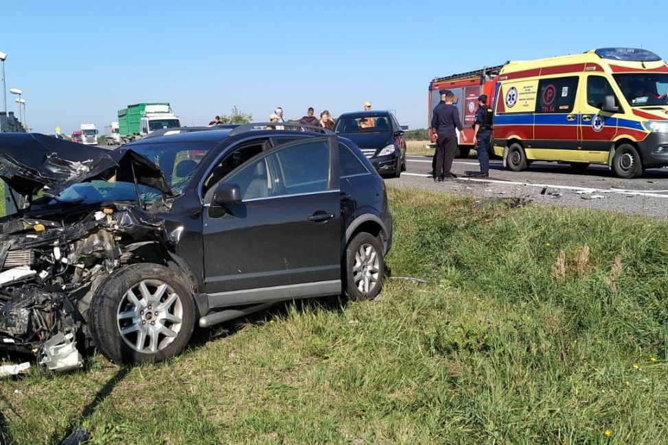Zderzenie trzech samochodów na DK9 w Łoniowie. Droga zablokowana