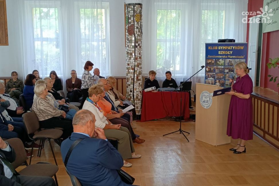 Absolwenci wspierają młodsze pokolenie. Pięcioro uczniów sandomierskiej szkoły otrzymało stypendia