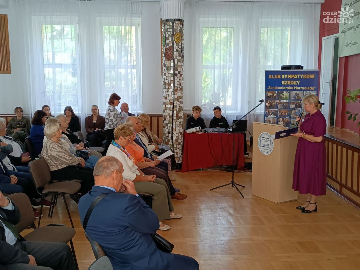 Absolwenci wspierają młodsze pokolenie. Pięcioro uczniów sandomierskiej szkoły otrzymało stypendia