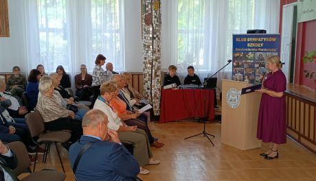 Absolwenci wspierają młodsze pokolenie. Pięcioro uczniów sandomierskiej szkoły otrzymało stypendia
