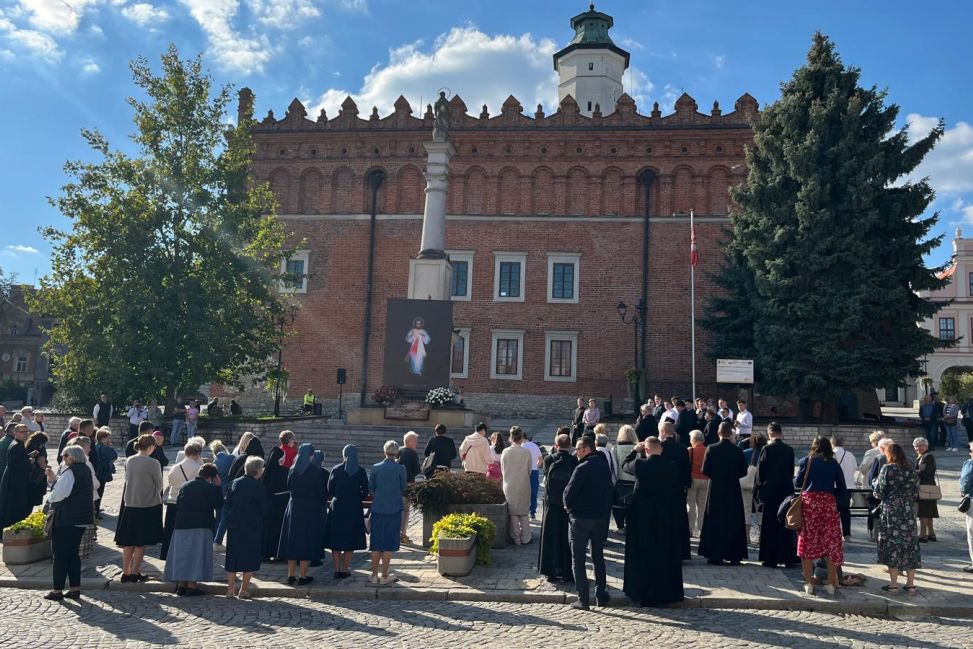 Diecezja sandomierska zjednoczona w Godzinie Miłosierdzia. Wierni modlili się przy kapliczkach i krzyżach
