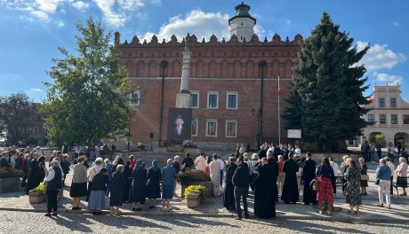 Diecezja sandomierska zjednoczona w Godzinie Miłosierdzia. Wierni modlili się przy kapliczkach i krzyżach