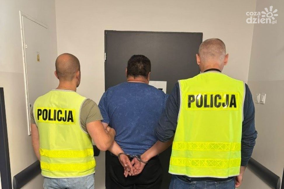 Chciał uniknąć mandatów i zaproponował policjantom 200 złotych. 53-latek z zarzutem korupcyjnym