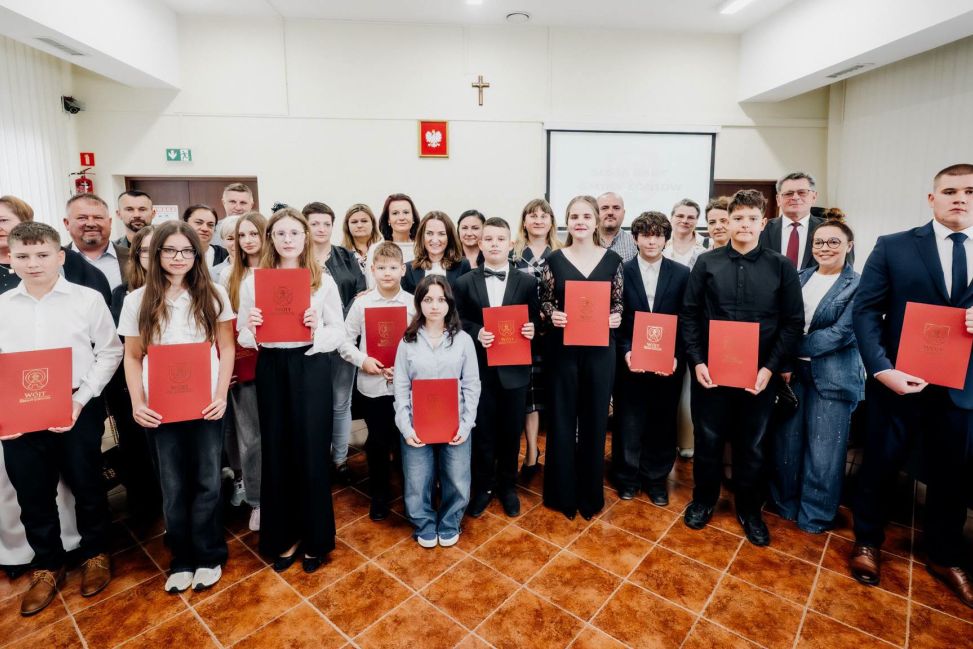 Gmina Łoniów nagrodziła najlepszych uczniów. Stypendia otrzymało 14 osób