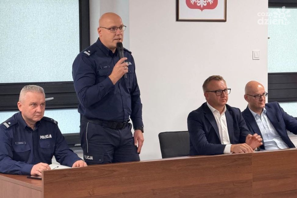 Bezpieczeństwo szkół w powiecie sandomierskim. Policja i samorządowcy apelują o spokój