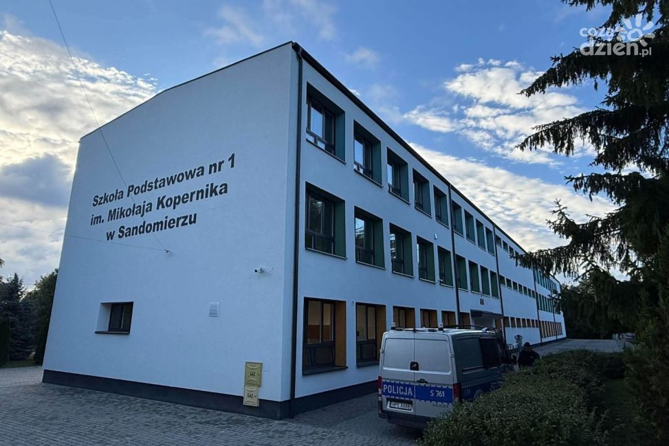 Wzmożone patrole policji przy szkołach w powiecie sandomierskim. Służby apelują o czujność
