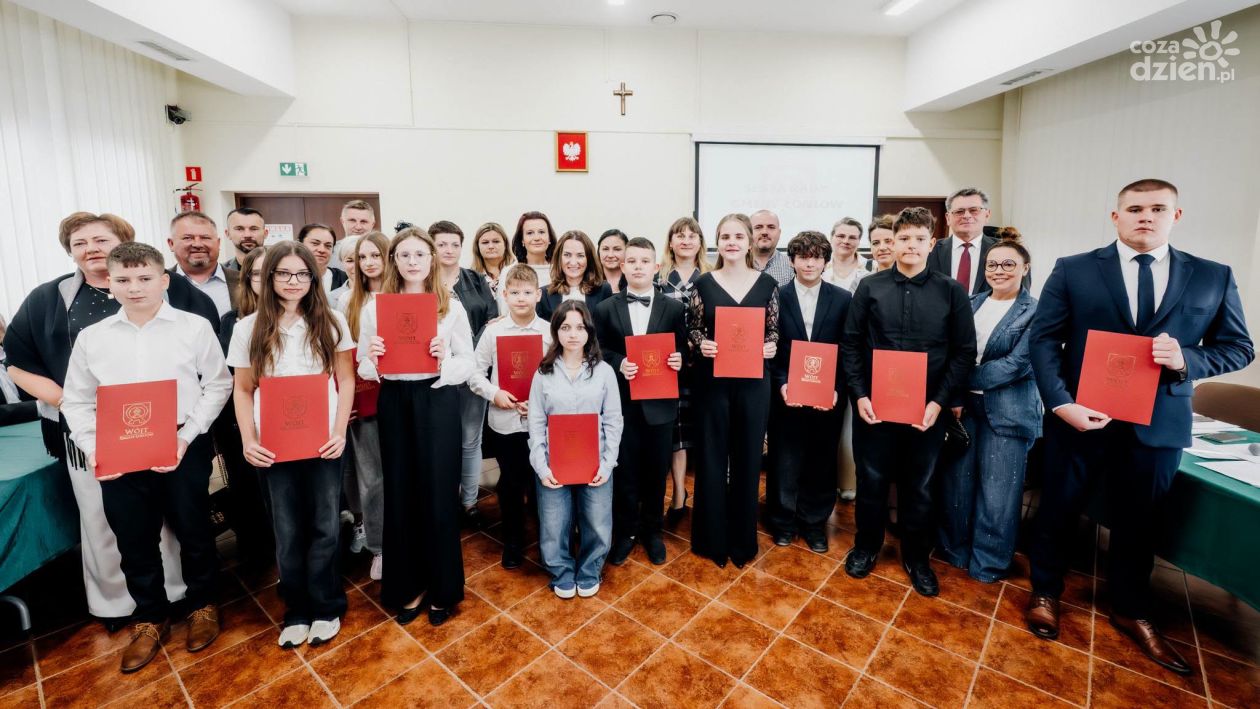 Gmina Łoniów nagrodziła najlepszych uczniów. Stypendia otrzymało 14 osób