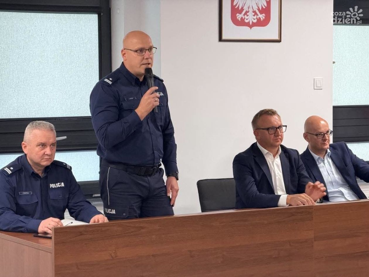 Bezpieczeństwo szkół w powiecie sandomierskim. Policja i samorządowcy apelują o spokój
