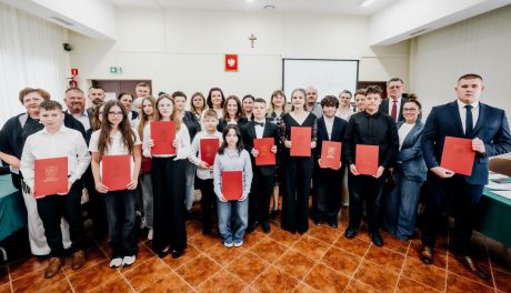Gmina Łoniów nagrodziła najlepszych uczniów. Stypendia otrzymało 14 osób