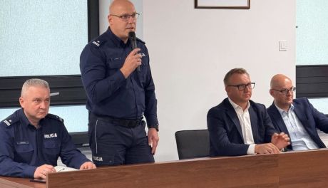 Bezpieczeństwo szkół w powiecie sandomierskim. Policja i samorządowcy apelują o spokój