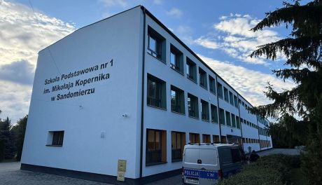 Wzmożone patrole policji przy szkołach w powiecie sandomierskim. Służby apelują o czujność