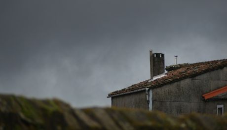 Obowiązkowy przegląd kominiarski przed sezonem grzewczym. Kontrola może zapobiec pożarowi i zatruciu czadem