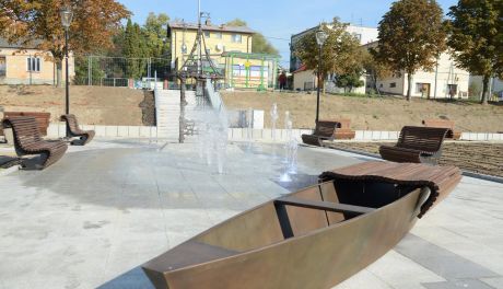 Rynek Duży w Zawichoście po pierwszym etapie rewitalizacji. Przed miastem kolejne prace