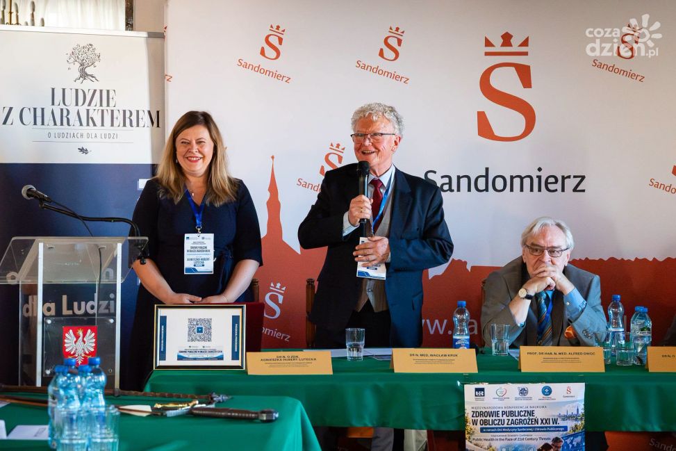 Zdrowie publiczne w obliczu zagrożeń XXI wieku. Eksperci i studenci spotkali się w Sandomierzu