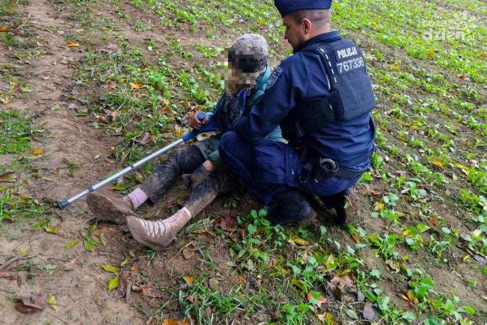 Szczęśliwy finał nocnych poszukiwań w Sandomierzu. 76-latka odnaleziona przy szkole w Mokoszynie