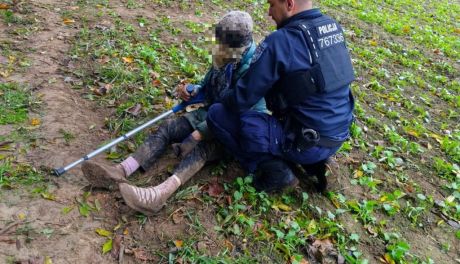 Szczęśliwy finał nocnych poszukiwań w Sandomierzu. 76-latka odnaleziona przy szkole w Mokoszynie