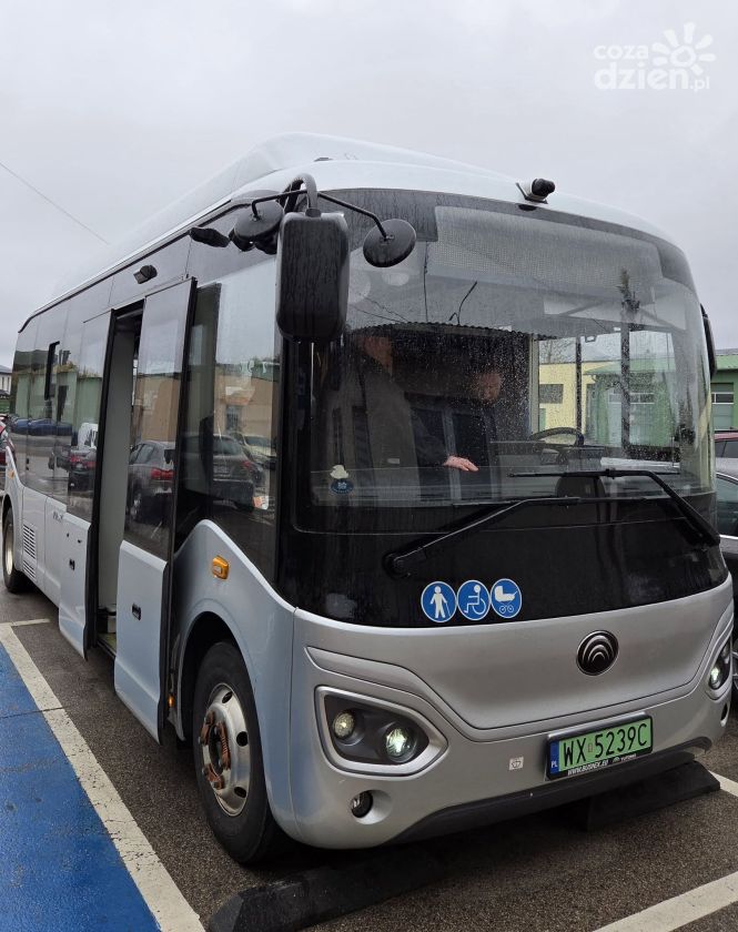 Elektryczny autobus Yutong E7S na ulicach Sandomierza. Będzie testowany na dwóch liniach