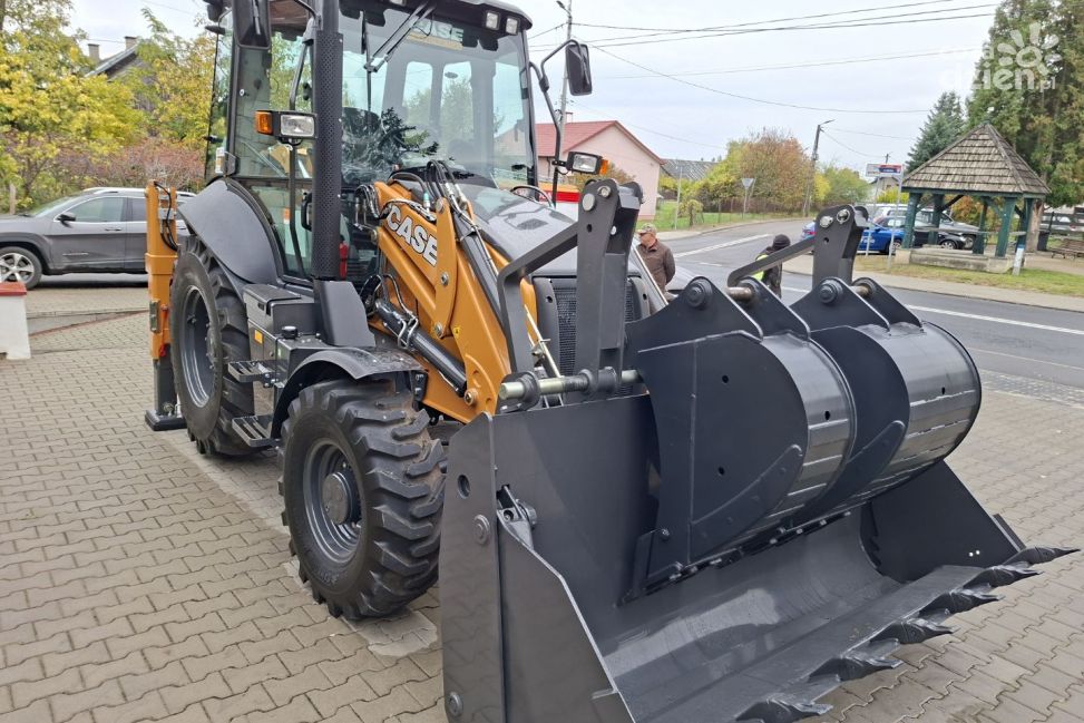 Nowa koparko-ładowarka trafiła do Zawichostu. Będzie wykorzystywana w sytuacjach kryzysowych