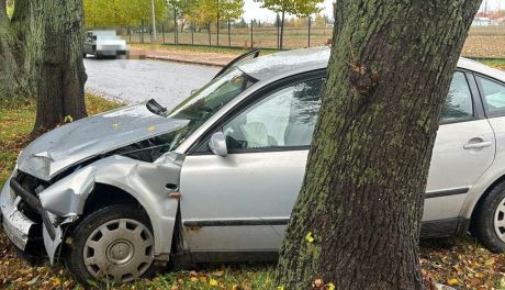18-latek uderzył Volkswagenem w drzewo w Sandomierzu. Jeden z pasażerów trafił do szpitala
